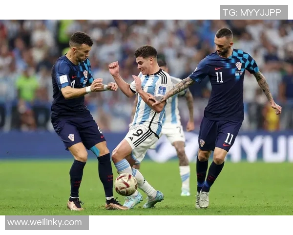 当代足球巨星亲手圆梦与偶像同场相遇展现跨时代巅峰魅力